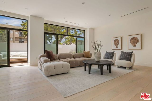 425 N Palm Drive 101, Beverly Hills, CA 90210
