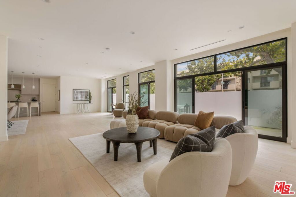 425 N Palm Drive 101, Beverly Hills, CA 90210