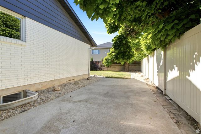 1676 E 11245 S, Sandy, UT 84092