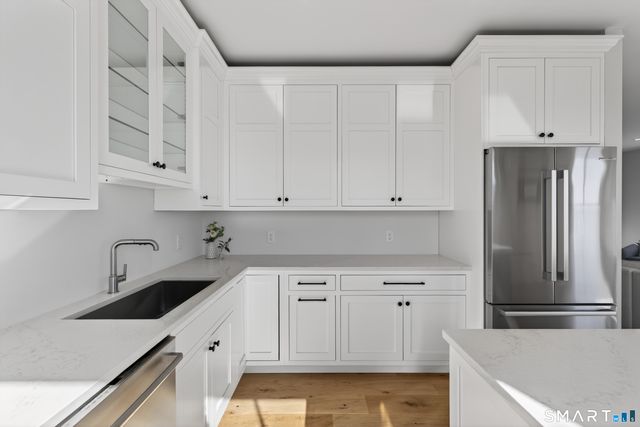 185 Main Street APT 301, East Lyme, CT 06357