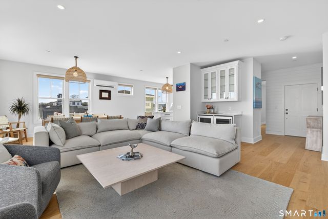 185 Main Street APT 301, East Lyme, CT 06357