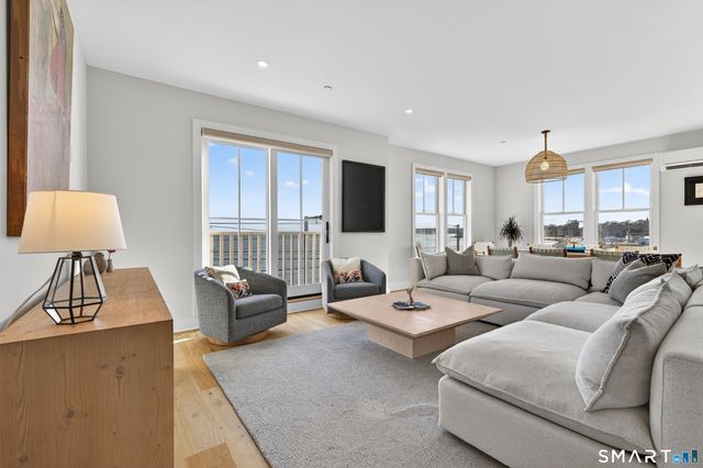 185 Main Street APT 301, East Lyme, CT 06357