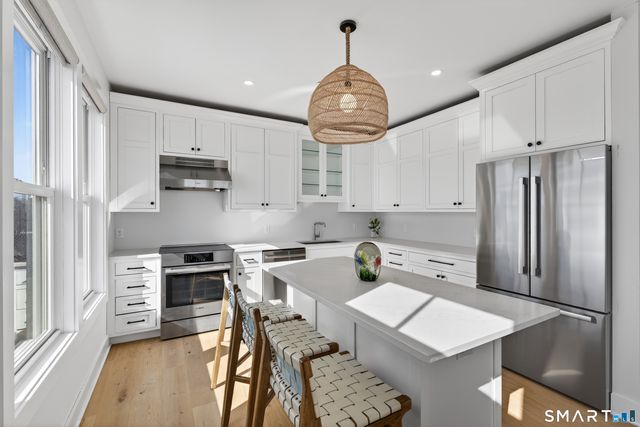 185 Main Street APT 301, East Lyme, CT 06357