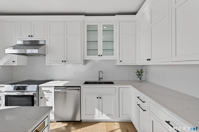 185 Main Street APT 301, East Lyme, CT 06357