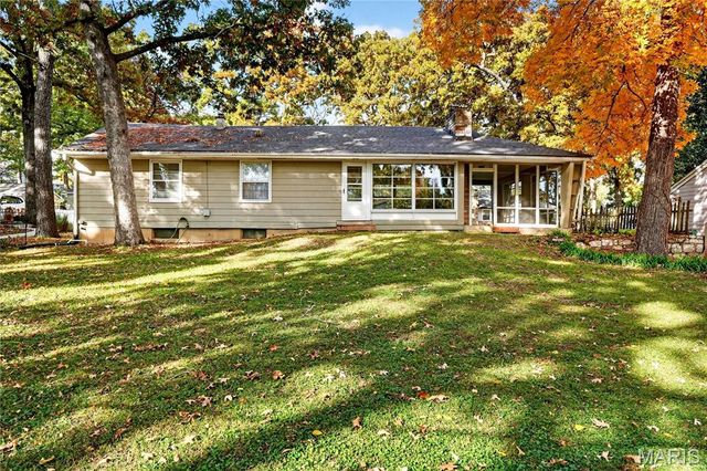 450 Forest Green Drive, Webster Groves, MO 63119