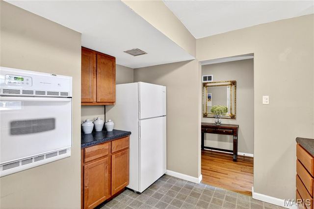 450 Forest Green Drive, Webster Groves, MO 63119