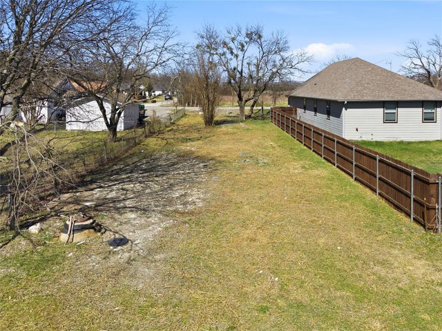 317 E Saunders Street, Trenton, TX 75490
