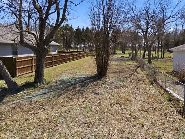 317 E Saunders Street, Trenton, TX 75490