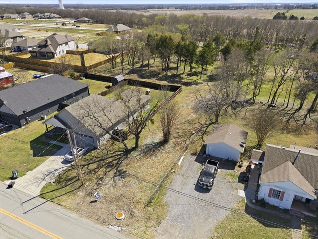 317 E Saunders Street, Trenton, TX 75490