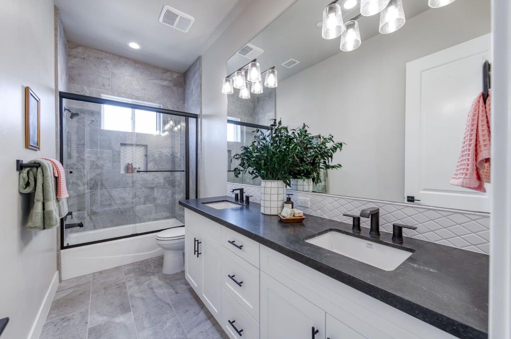 Image 23 of property listing at 2873 E Beech Tree Drive, Fresno, CA 93730