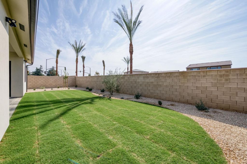 Image 27 of property listing at 2873 E Beech Tree Drive, Fresno, CA 93730