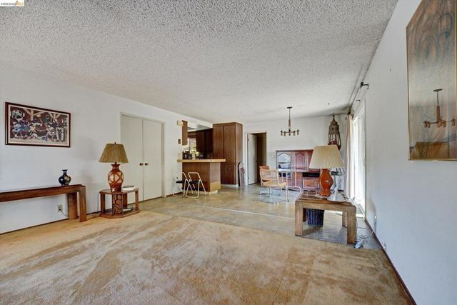 5861 Balmoral Dr, Oakland, CA 94619