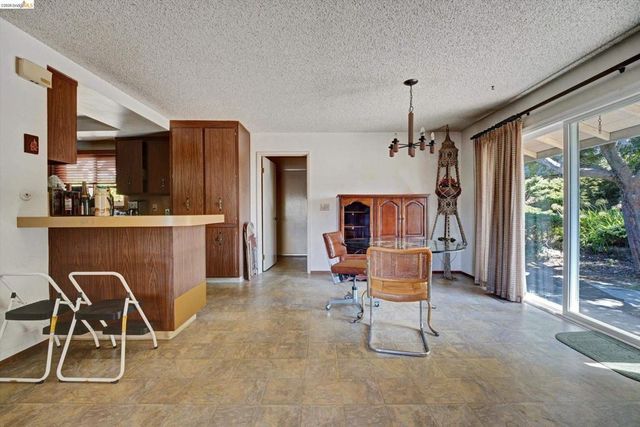 5861 Balmoral Dr, Oakland, CA 94619