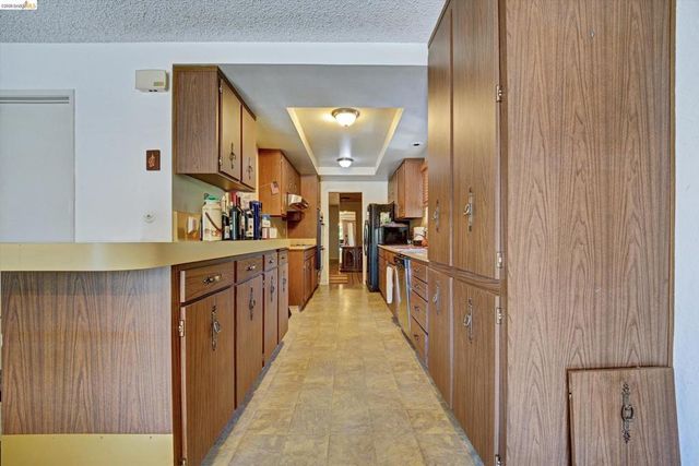 5861 Balmoral Dr, Oakland, CA 94619