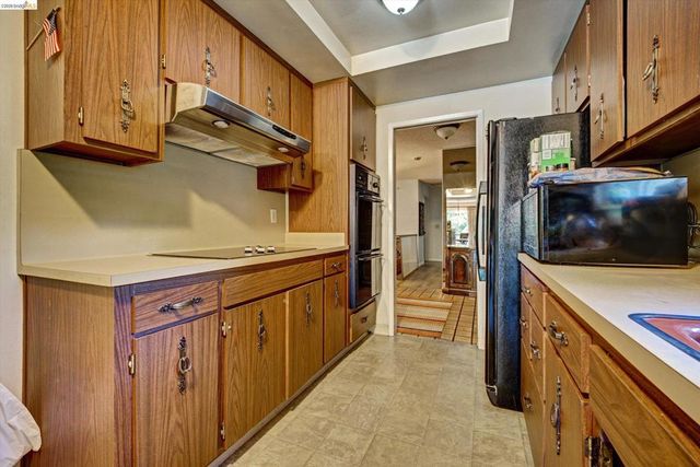 5861 Balmoral Dr, Oakland, CA 94619