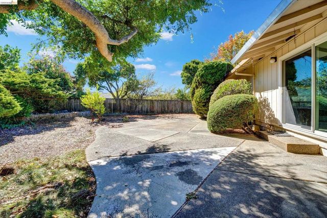 5861 Balmoral Dr, Oakland, CA 94619
