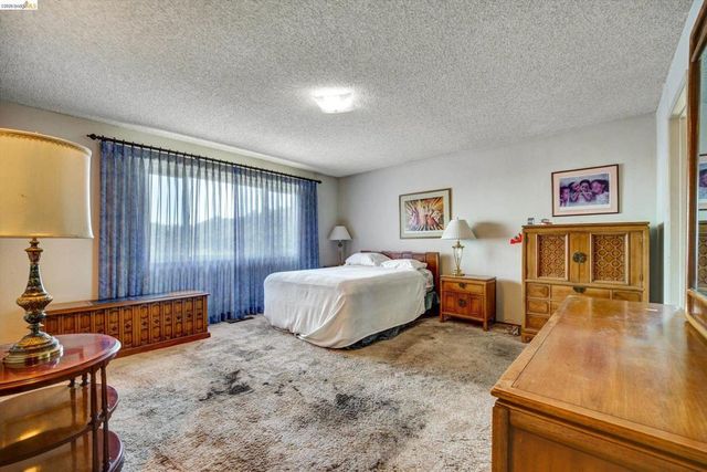 5861 Balmoral Dr, Oakland, CA 94619