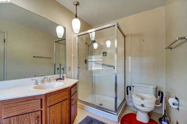 5861 Balmoral Dr, Oakland, CA 94619