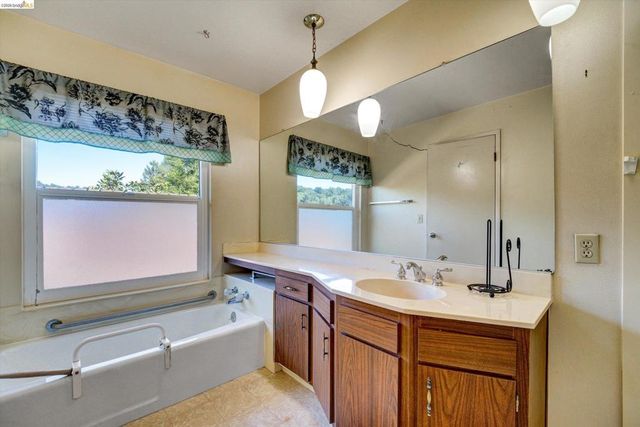 5861 Balmoral Dr, Oakland, CA 94619