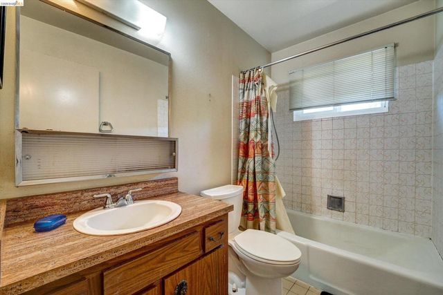 5861 Balmoral Dr, Oakland, CA 94619