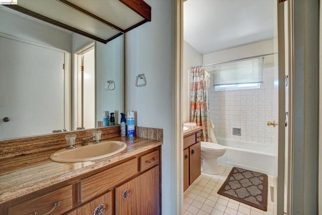 5861 Balmoral Dr, Oakland, CA 94619