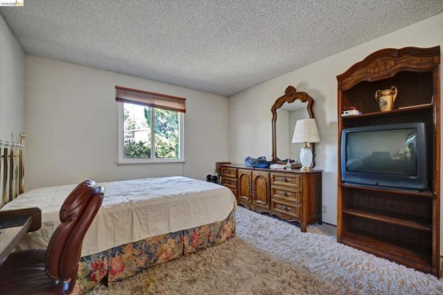 5861 Balmoral Dr, Oakland, CA 94619