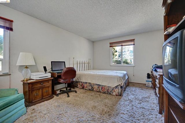 5861 Balmoral Dr, Oakland, CA 94619