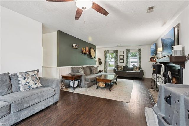 202 Tower LN, Newport News, VA 23608