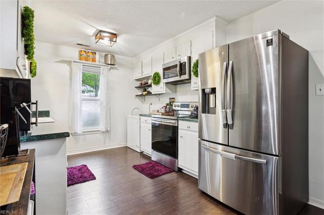 202 Tower LN, Newport News, VA 23608