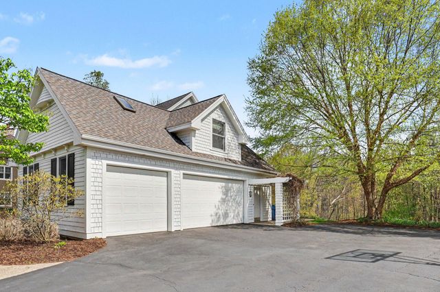 1670 Flowers Crossing Drive Ne, Grand Rapids Twp, MI 49525