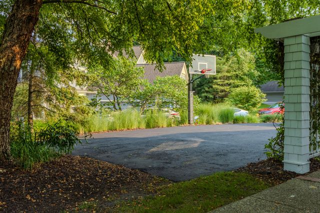 1670 Flowers Crossing Drive Ne, Grand Rapids Twp, MI 49525