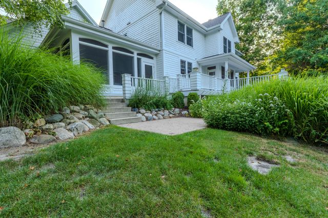 1670 Flowers Crossing Drive Ne, Grand Rapids Twp, MI 49525