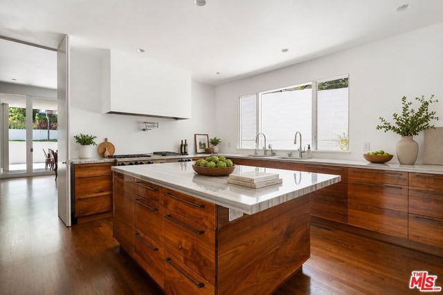909 N Alpine Drive, Beverly Hills, CA 90210