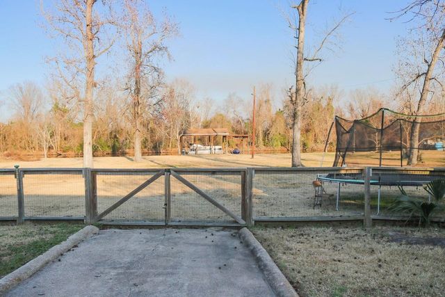 146 Creekside Drive, Onalaska, TX 77360