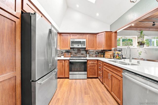 6885 Rockglen Ave, San Diego, CA 92111