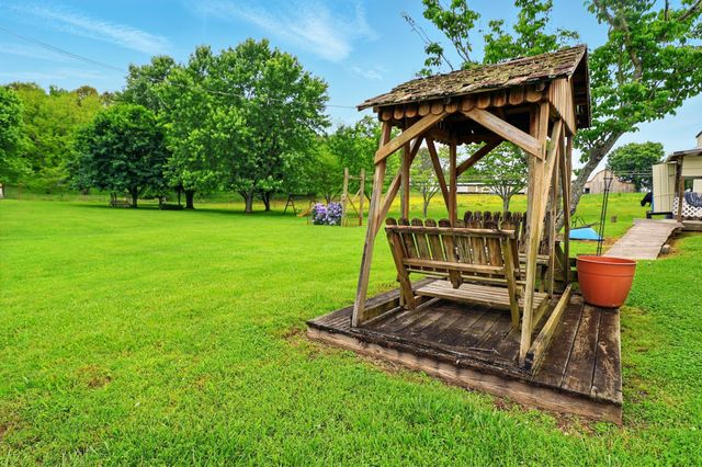 1142 Maxwell Rd, Belvidere, TN 37306