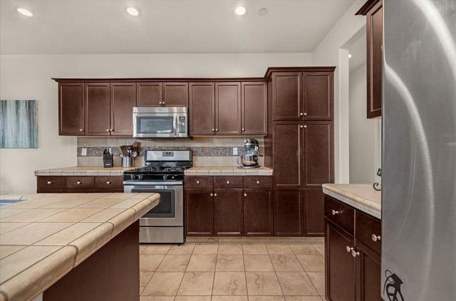 3031 SE La Vida Court, Visalia, CA 93291