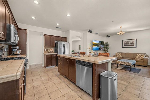 3031 SE La Vida Court, Visalia, CA 93291