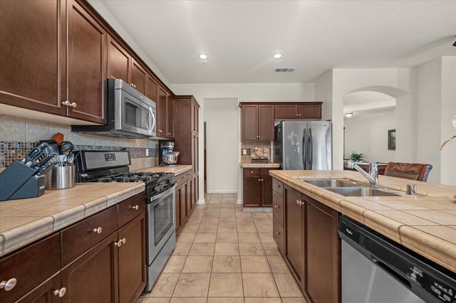 3031 SE La Vida Court, Visalia, CA 93291