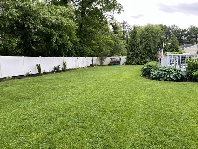 10 Bonaire Drive, Dix Hills, NY 11746