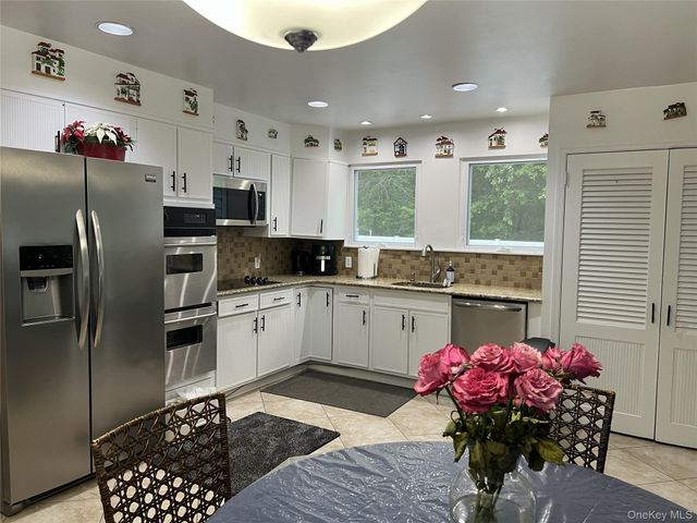 10 Bonaire Drive, Dix Hills, NY 11746