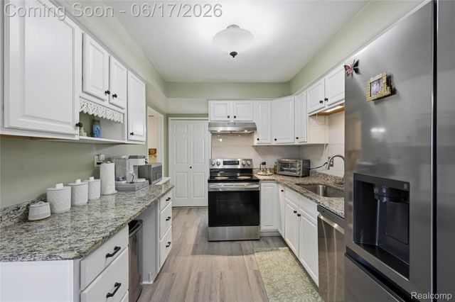 29792 City Center Drive 4, Warren, MI 48093