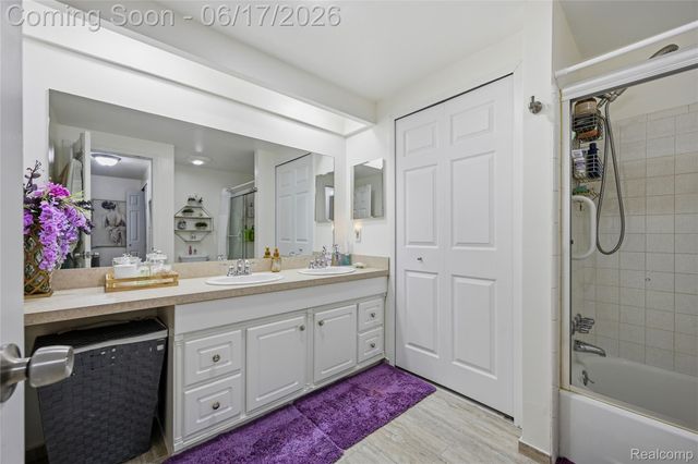 29792 City Center Drive 4, Warren, MI 48093