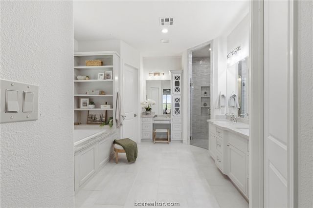 4425 Williams Lake Drive, College Station, TX 77845