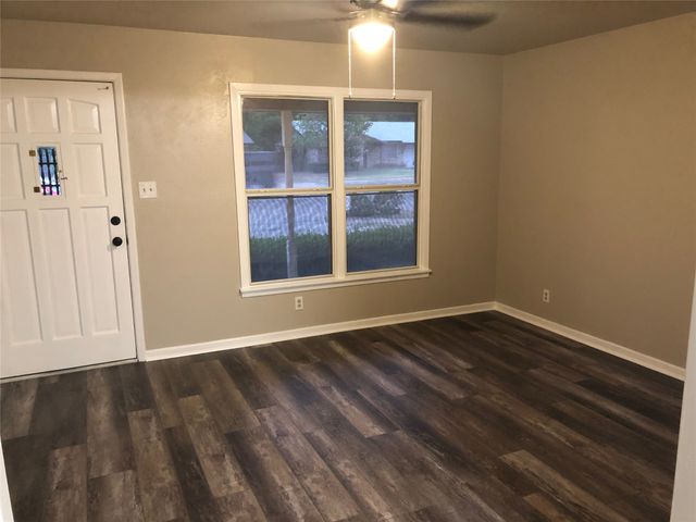 524 Renfro Street, Burleson, TX 76028