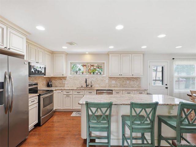 39582 Burton Drive, Novi, MI 48375