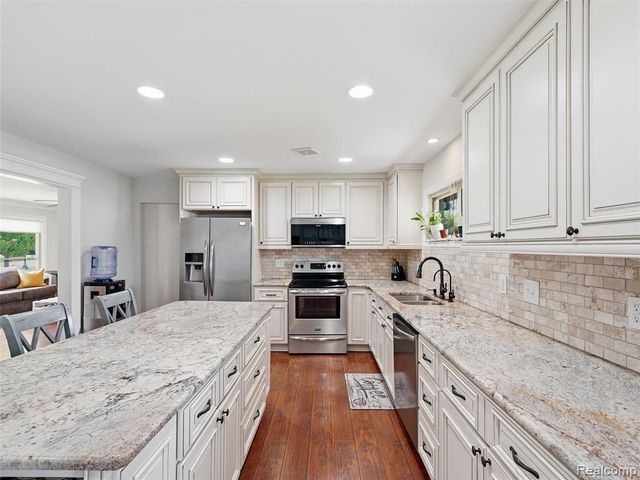 39582 Burton Drive, Novi, MI 48375