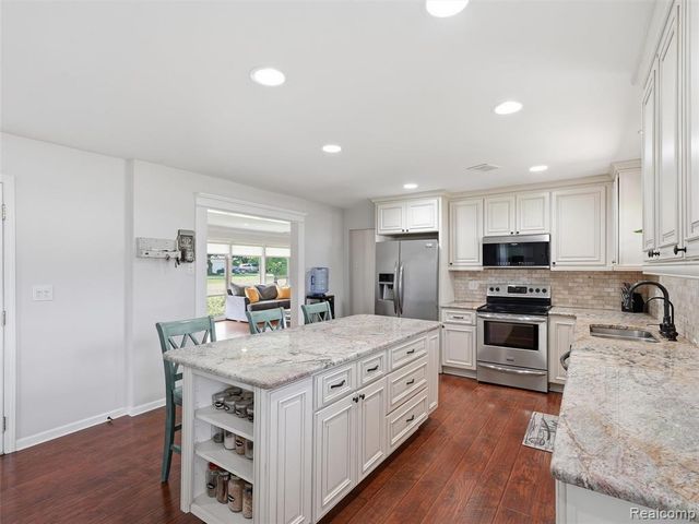 39582 Burton Drive, Novi, MI 48375