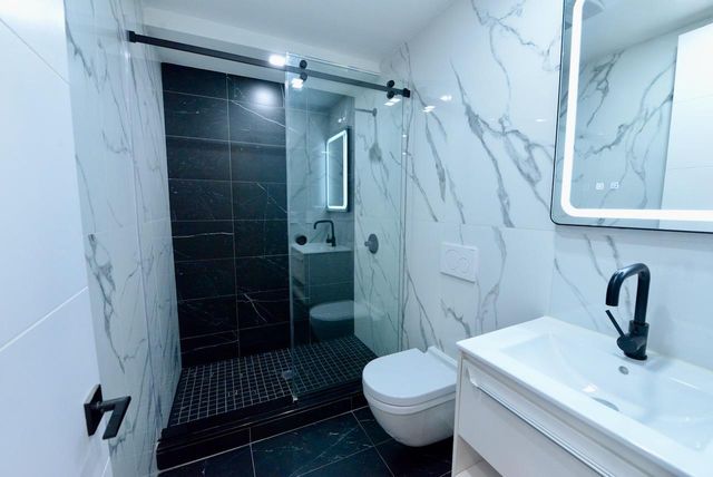 520 9th Avenue, New York City, NY 10018