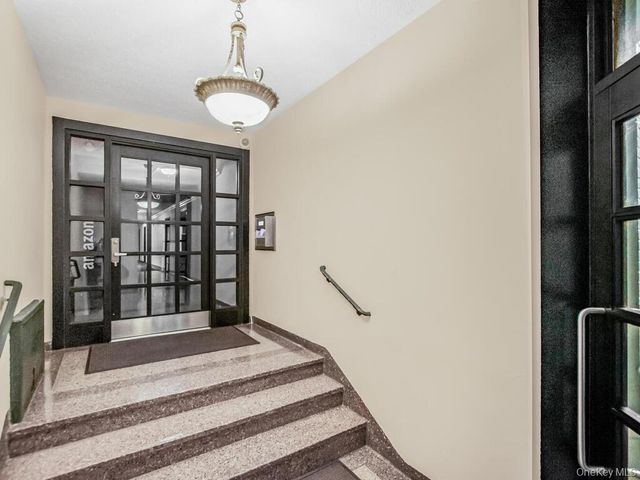 2102 Holland Avenue 1E, Bronx, NY 10462